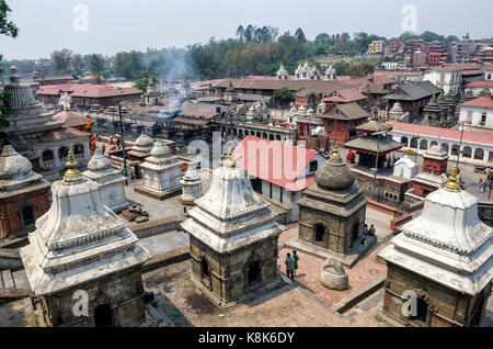 Katmandou, Népal - 15 avril 2016 : temple de Pashupatinath est le siège de la divinité nationale, seigneur. pashupatinath c'est aussi le lieu de la crémation cerem Banque D'Images