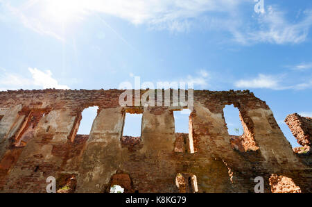 Une partie du mur avec des fenêtres d'un ancien édifice médiéval - Château d'golshansky. photo d'un été dans une journée ensoleillée against a blue sky Banque D'Images