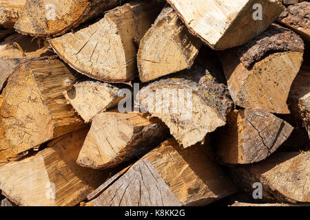 Photographié close-up of a yellow un tronc de bois sciés en bois. Le bois est empilé parallèle à la ligne précédente. photo de la vie de village Banque D'Images