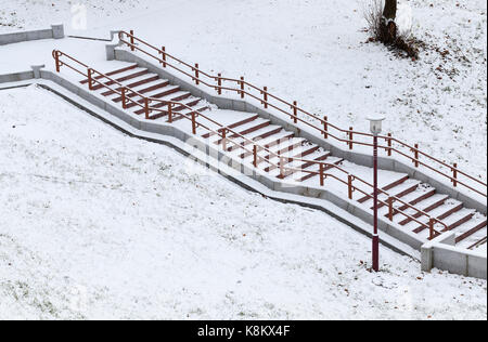 Garde-corps métallique photographié et des mesures concrètes. l'heure d'hiver de l'année, la structure est recouverte de neige. Banque D'Images