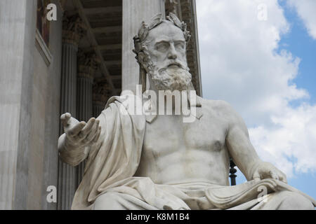 Portrait de la statue de pierre du philosophe grec Xénophon devant le parlement autrichien à Vienne Banque D'Images