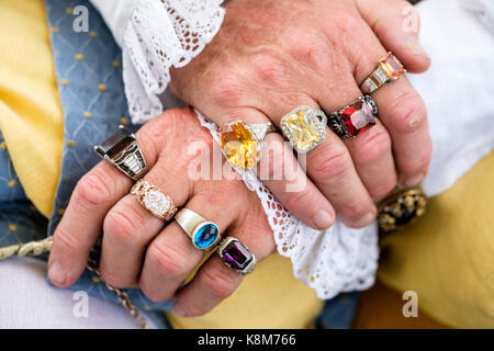 Image main d'hommes croisés avec les doigts ornés de multi-couleur pierre semi-précieuse d'anneaux à une renaissance festival à Oxford, l'Ontario, Canada. Banque D'Images