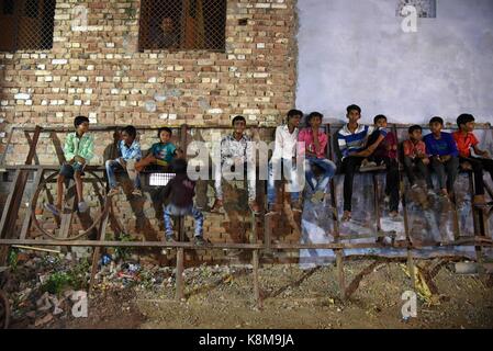 Allahabad, Inde. Sep 19, 2017 : allahabad. artistes indiens habillés comme des dieux hindous rama (c) son frère laxman(l) et Sita(r) effectuer une ram traditionnels leela drame, qui raconte la vie de dieu hindou rama, alors qu'ils célèbrent la fête de dussehra zone daraganj à Allahabad le 19 septembre 2017 dussehra. est également appelé vijayadashami, un festival qui signifie le triomphe du bien sur le mal. crédit : Prabhat Kumar verma/pacific press/Alamy live news Banque D'Images