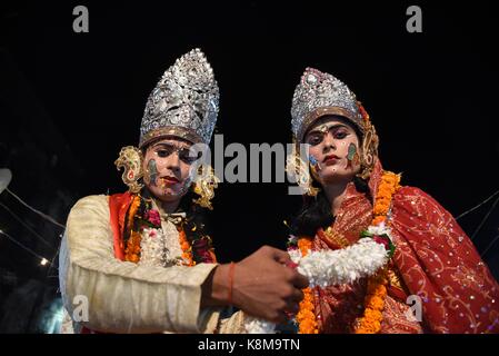 Allahabad, Inde. Sep 19, 2017 : allahabad. artistes indiens habillés comme des dieux hindous rama et SITA (l)(r) effectuer une ram traditionnels leela drame, qui raconte la vie de dieu hindou rama, alors qu'ils célèbrent la fête de dussehra zone daraganj à Allahabad le 19 septembre 2017 dussehra. est également appelé vijayadashami, un festival qui signifie le triomphe du bien sur le mal. crédit : Prabhat Kumar verma/pacific press/Alamy live news Banque D'Images