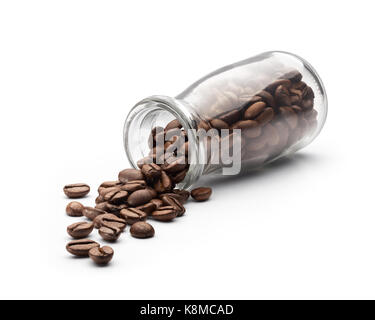 Verser les grains de café de la bouteille isolé sur fond blanc Banque D'Images