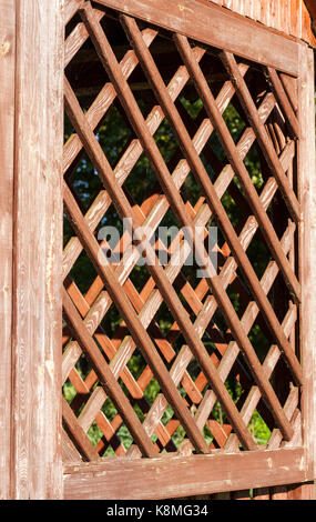 Arbor une partie du mur pour le reste, sous la forme d'un treillis de planches en bois. photo libre avec une petite profondeur de champ Banque D'Images