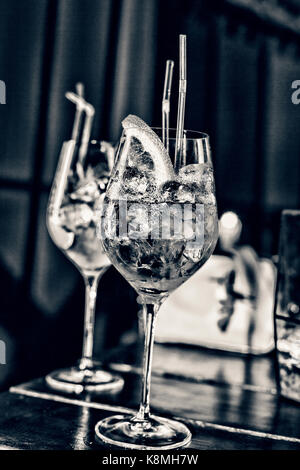 Divers cocktails sur la barre dans le café, restaurant Cafe, bar Banque D'Images