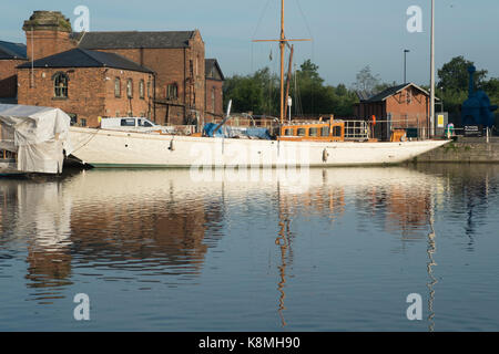 'Halcyon' en cours de réparation et restauration à l'Neilsen boatyard à Gloucester Docks,Angleterre Banque D'Images