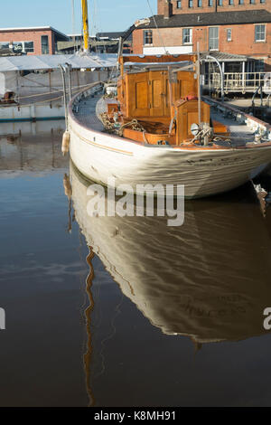 'Halcyon' en cours de réparation et restauration à l'Neilsen boatyard à Gloucester Docks,Angleterre Banque D'Images