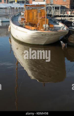 'Halcyon' en cours de réparation et restauration à l'Neilsen boatyard à Gloucester Docks,Angleterre Banque D'Images