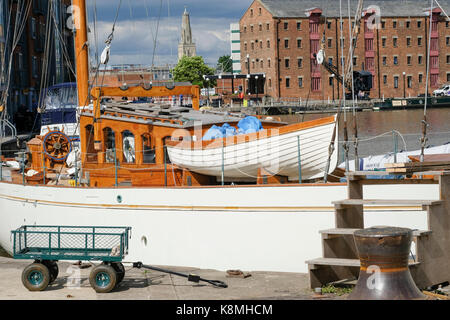 'Halcyon' en cours de réparation et restauration à l'Neilsen boatyard à Gloucester Docks,Angleterre Banque D'Images