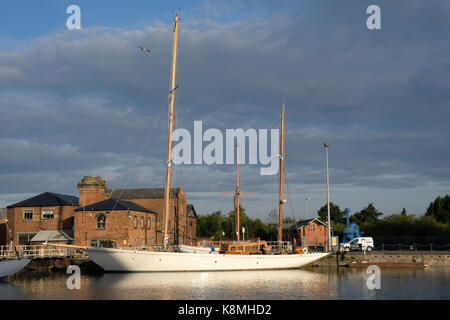 'Halcyon' en cours de réparation et restauration à l'Neilsen boatyard à Gloucester Docks,Angleterre Banque D'Images