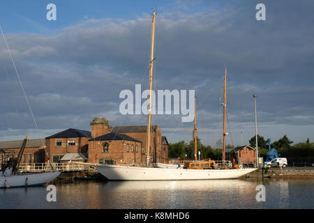 'Halcyon' en cours de réparation et restauration à l'Neilsen boatyard à Gloucester Docks,Angleterre Banque D'Images