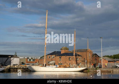 'Halcyon' en cours de réparation et restauration à l'Neilsen boatyard à Gloucester Docks,Angleterre Banque D'Images