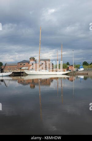 'Halcyon' en cours de réparation et restauration à l'Neilsen boatyard à Gloucester Docks,Angleterre Banque D'Images