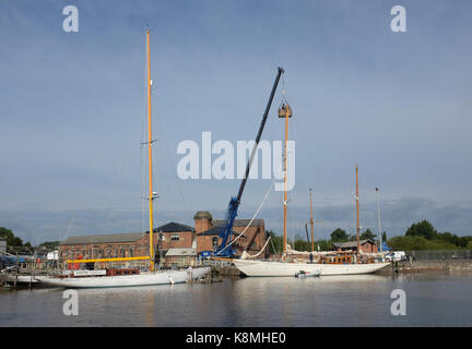 'Halcyon' en cours de réparation et restauration à l'Neilsen boatyard à Gloucester Docks,Angleterre Banque D'Images