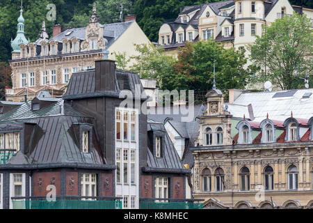 Karlovy Vary, République tchèque - 15 août 2017:condominiums colorés, il est entouré par les rues de la ville Banque D'Images