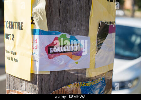 Affiche annonçant le vote oui pour l'égalité du mariage en Australie le lampadaire a été arraché. Banque D'Images