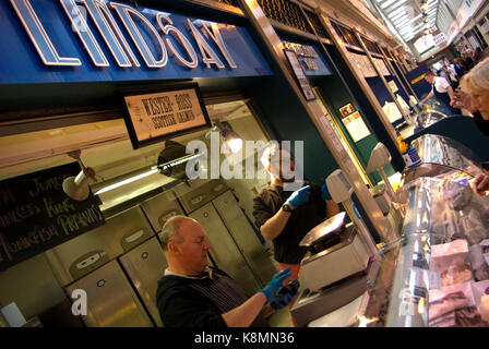 Lindsays poissonniers i9n le marché Grainger Newcastle-upon-Tyne Banque D'Images