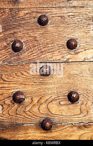 Surface en bois avec des grains et des rivets de fer rouillé Banque D'Images