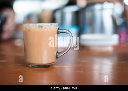 Un verre de thé au lait sur une table au restaurant mamak.célèbre ou boisson populaire en Malaisie.malaysian boisson favorite appelé Teh Tarik.menu signature Banque D'Images