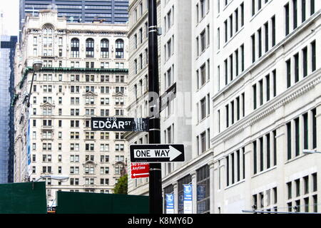 New York, USA - 30 septembre 2016 : plaque de rue de Manhattan à l'angle de la rue Edgar et trinity place. Banque D'Images