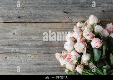 Roses rose vintage sur fond de bois. floral frame background, fond de mariage ou mariage carte postale. copie espace pour texte haut de la page Avis Banque D'Images