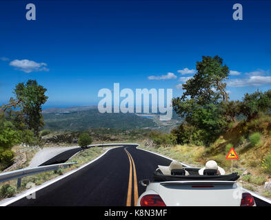 Route asphaltée sur une journée ensoleillée Banque D'Images