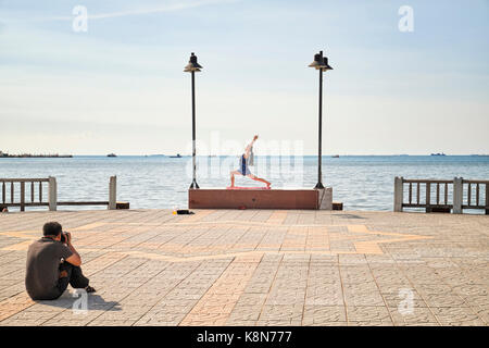 Photographe pour travailler à l'extérieur du modèle. En dehors de la prise de vue photographe. Sur l'emplacement. Banque D'Images