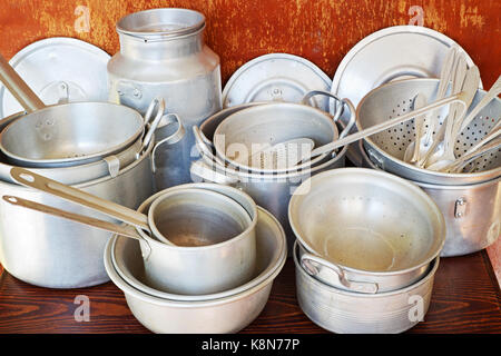 Les ustensiles de cuisine sont en aluminium anciens, casseroles, passoires, Pan Pot, cuillers, fourchettes, cuillères Banque D'Images