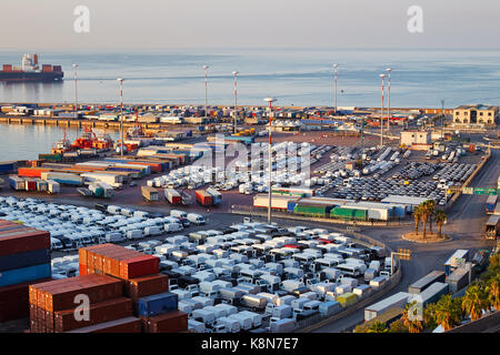 Port terminal avec des conteneurs, de nouvelles voitures et wagons tôt le matin Banque D'Images