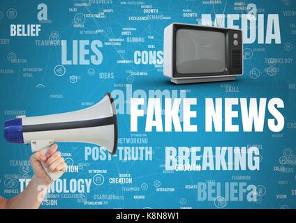 Digital composite de Fake news texte avec la télévision et megaphone Banque D'Images