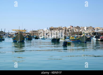 Colorés traditionnels luzzu bateaux dans le port de pêche de Marsaxlokk, Malte Banque D'Images