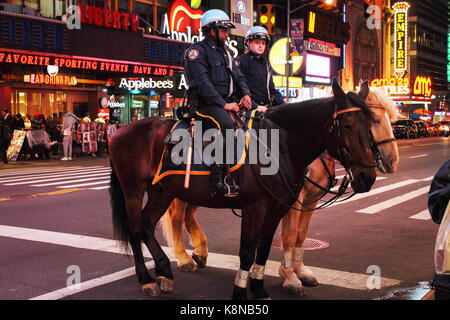 New York, USA - 29 septembre 2016 : les agents de police du nypd à cheval sur Times Square, new york city Banque D'Images