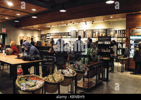 New York, USA - 29 septembre 2016 : café Starbucks à l'intérieur de la Port Authority Bus Terminal, à Manhattan. Banque D'Images