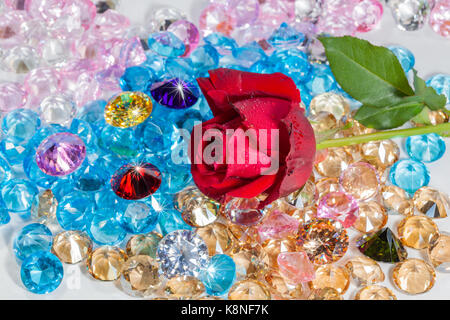 Goutte d'eau sur rose rouge fleur rose rouge fleur. est sur le bleu des pierres précieuses. Banque D'Images