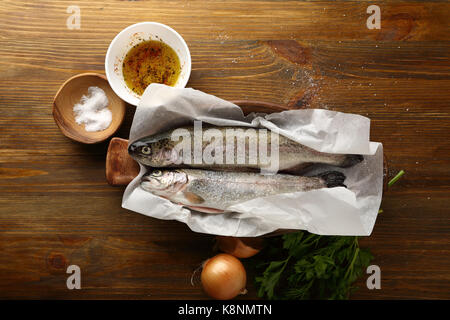 Deux poissons et ingrédients pour la cuisson, de l'alimentation vue d'en haut Banque D'Images