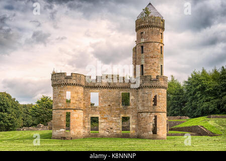 Ruines du château de Eglinton pris sur un jour nuageux avant il pleuvait. entouré d'arbres il est situé à l'Eglinton park irvine en Écosse. image a été tak Banque D'Images