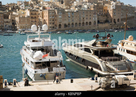 Yachts de luxe et bateaux amarrés dans le Grand Port à Birgu près de Valetta Malte Banque D'Images