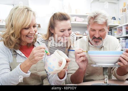 D'âge mûr avec l'enseignant en classe de poterie Banque D'Images