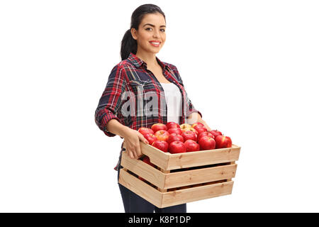 Female farmer holding une caisse en bois remplie de pommes isolé sur fond blanc Banque D'Images