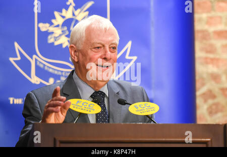 Hong kong,Chine.19 septembre 2017. La très honorable. Lord Patten de ch Barnes, ancien gouverneur de hong kong, les signes des exemplaires de son livre à la suite d'un tal Banque D'Images