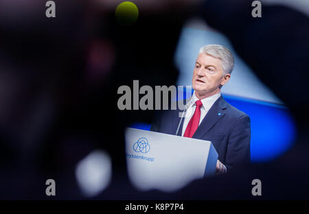 Fichier - un fichier photo datée du 27 janvier 2017 montre heinrich hiesinger, chef de la direction de thyssenkrupp ag, parlant à l'Assemblée générale à Bochum, Allemagne. thyssenkrupp et Tata Steel ont signé une déclaration d'intention pour une coentreprise dans leurs opérations en Europe. photo : Rolf vennenbernd/dpa Banque D'Images