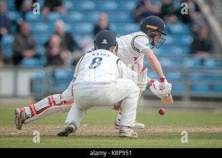 Leeds, UK. 20 sep, 2017. Gary ballance (yorkshire ccc) obtient le bat vers le ballon, le blocage d'aller sous lui yorkshire ccc ccc v warwickshire le mercredi 21 septembre 2017 à Headingley. Photo par Mark p doherty. crédit : pris light photography limited/Alamy live news Banque D'Images