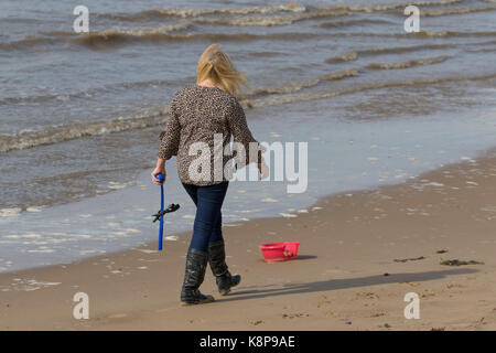 Crosby, Sefton, Merseyside. Météo britannique. 20 Septembre, 2017. Journée ensoleillée sur l'estuaire de la Mersey, la marée haute se lave la rive et apporte un autre dépôt d'objets en plastique sur la plage. /AlamyLiveNews MedciaWorldImages Crédit : Banque D'Images