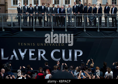 Prague, République tchèque. 20 sep, 2017. De gauche thomas enqvist, Tomas Berdych, Dominic thiem, Marin Cilic alexander zverev, Roger Federer, Rafael Nadal, Bjorn Borg, Rod Laver, john mcenroe, Sam Querrey, John Isner, Nick kyrgios, jack sock, Denis shapovalov, frances, tiafoe thanasi kokkinakis, Patrick mcenroe pendant le défilé de laver tasse joueurs à une cérémonie d'accueil à Prague, République tchèque, le 20 septembre 2017. crédit : Michal kamaryt/ctk photo/Alamy live news Banque D'Images