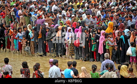 Coz's bazar, le Bangladesh. Sep 20, 2017 population musulmane rohingya., qui a traversé de Myanmar au Bangladesh, attendre leur tour pour recueillir de l'aide alimentaire près du camp de réfugiés de kutupalong, Bangladesh. crédit : sk Hasan Ali/Alamy live news Banque D'Images