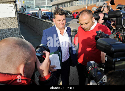 Brighton, UK. 20 sep, 2017. Dominic chappell l'ancien propriétaire de bhs quitte la cour de Brighton où il était poursuivi par la réglementation des pensions pour avoir omis de fournir des informations concernant l'achat pour $1 de l'ex-géant de détail crédit : Simon dack/Alamy live news Banque D'Images