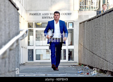 Brighton, UK. 20 sep, 2017. Dominic chappell l'ancien propriétaire de bhs quitte la cour de Brighton où il était poursuivi par la réglementation des pensions pour avoir omis de fournir des informations concernant l'achat pour $1 de l'ex-géant de détail crédit : Simon dack/Alamy live news Banque D'Images