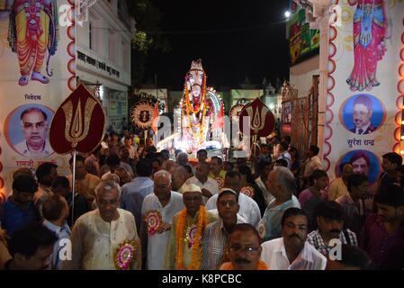 Allahabad, Uttar Pradesh, Inde. 20 septembre 2017. Allahabad:ia. Les dévotés hindous prennent part à la procession religieuse « Karan Ghora » lors de la célébration pour marquer « le festival de la « Dussehra » dans la vieille ville d'Allahabad le 20-09-2017. Dussehra commémore le triomphe du Seigneur Rama sur le démon Roi Ravana, marquant la victoire du bien sur le mal. Credit: Prabhat Kumar Verma/ZUMA Wire/Alamy Live News Banque D'Images